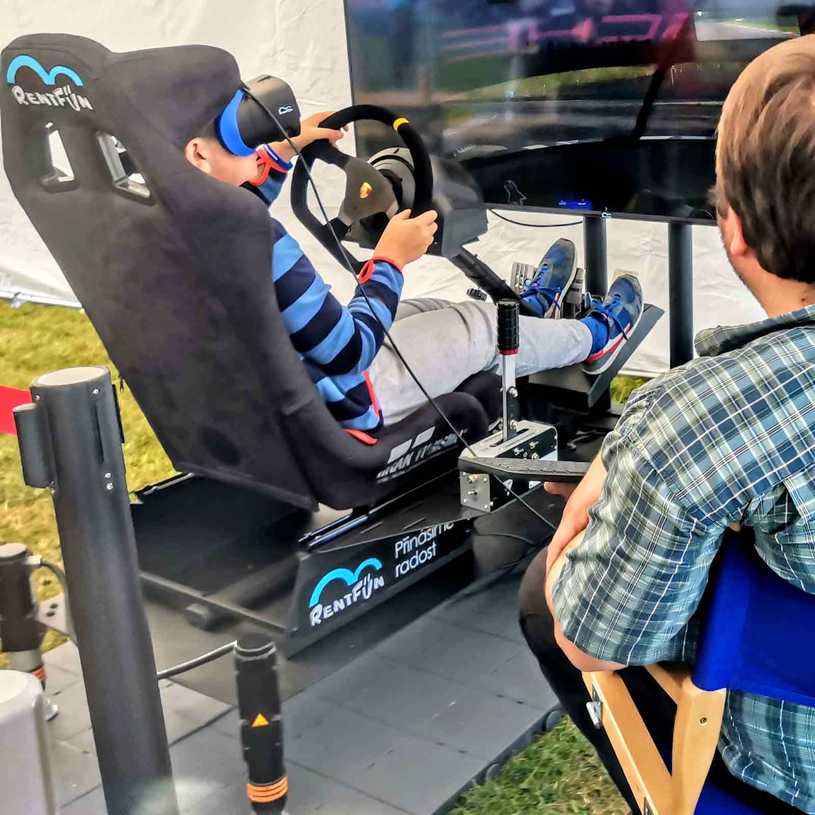 Závodní simulátor Porsche GT3 volant a virtuální realita | Praha, CZ